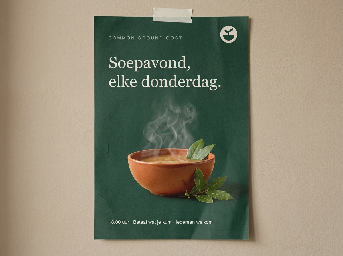 Bosgroene poster voor de soepavond op donderdag met een foto van een kom soep