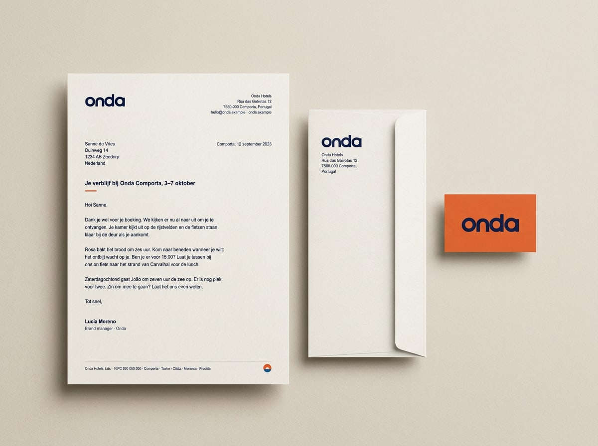 A4-briefpapier: DM Sans 10 pt op 15 pt, linkermarge 25 mm, het woordmerk linksboven op 40 mm breed.