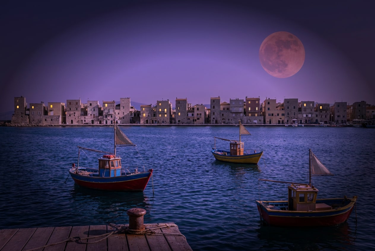 Havenfoto met een paars filter en donkere hoeken